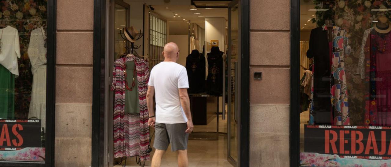 Un hombre, frente a uno de los muchos comercios que ayer estaban con la puerta abierta. |