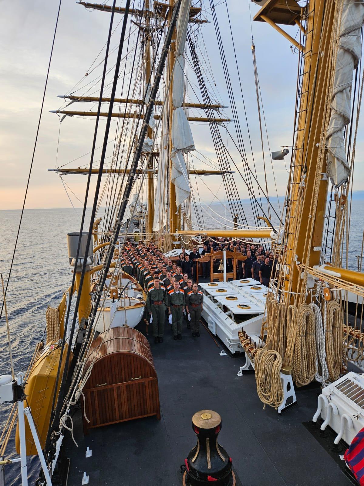 Militares en el Palinuro, el boque escuela de la Armada Italiana que atracará en València el domingo.