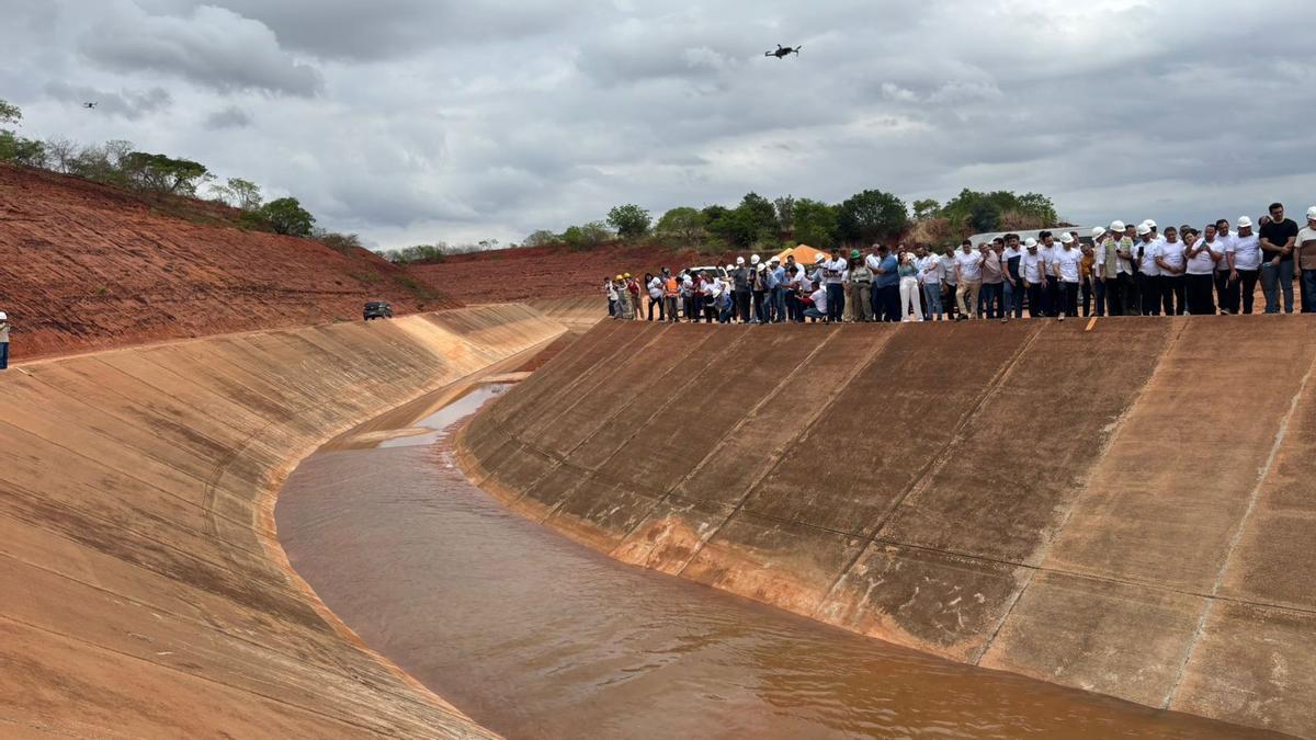 La obra aprovecha las pendientes para mover el caudal
