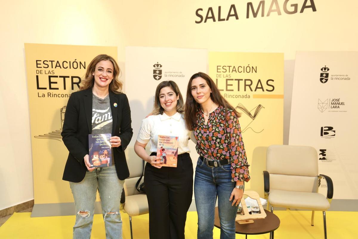 La autora, en el centro, acompañada por Raquel Vega, delegada municipal de Cultura (izquierda) y Araceli Díaz (derecha), que entrevistó a la escritora en la presentación