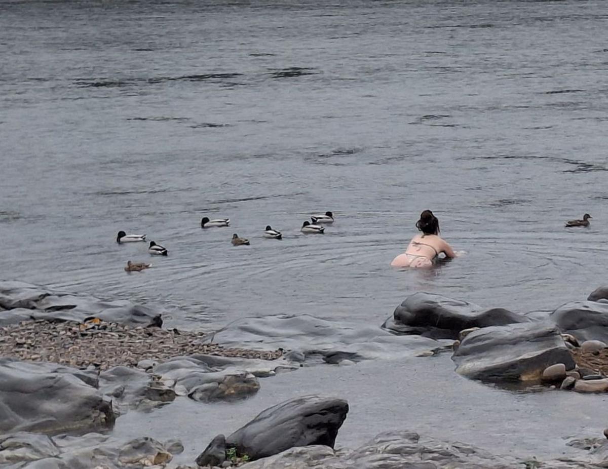 Tres amigas de Valencia, ayer, se bañan en A Chavasqueira.