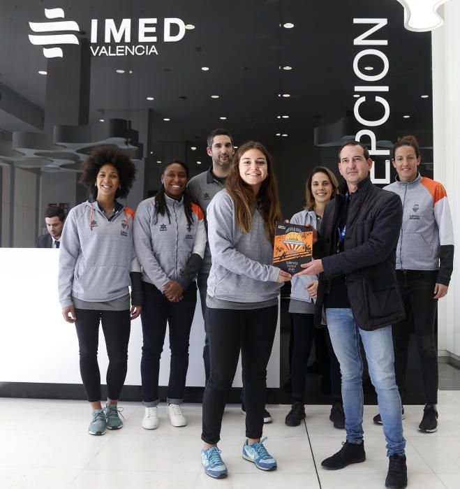 Visita del Valencia Basket Femenino a IMED Hospitales