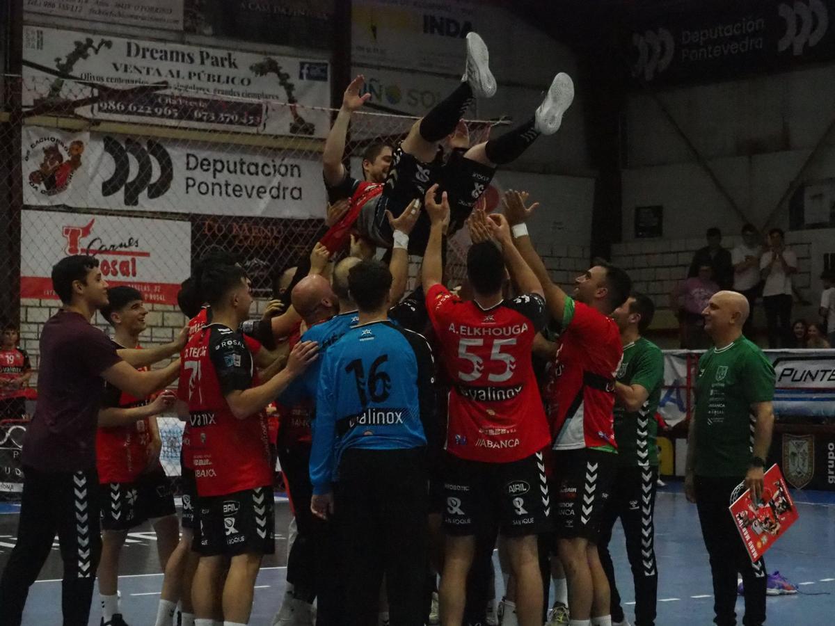 Manu, manteado al final del último partido.