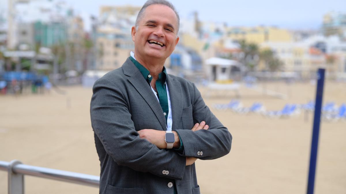 Agustín Viera Ramírez, representante de la fundación Piel Sana, junto a la playa de Las Canteras.