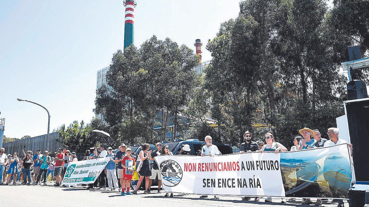 Manifestación de APDRP contra la fábrica de Ence en Pontevedra en junio de 2023.