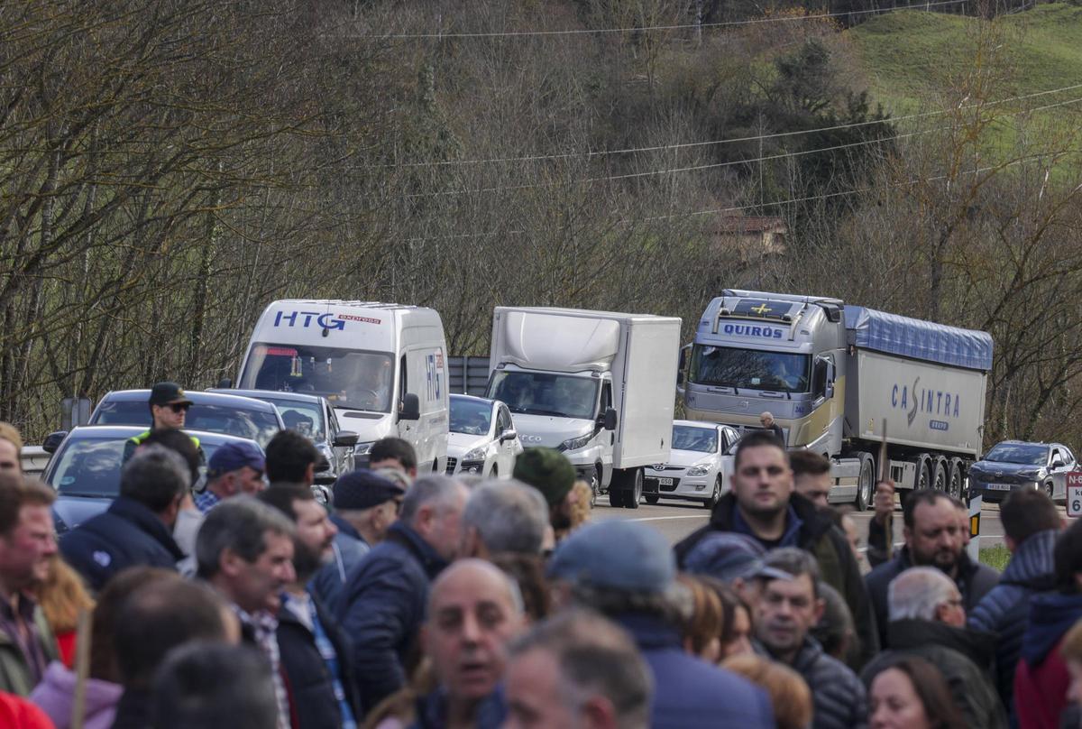 Protesta de los ganaderos por Mercosur el 29 de enero, en Campomanes, donde se cortó la carretera nacional.