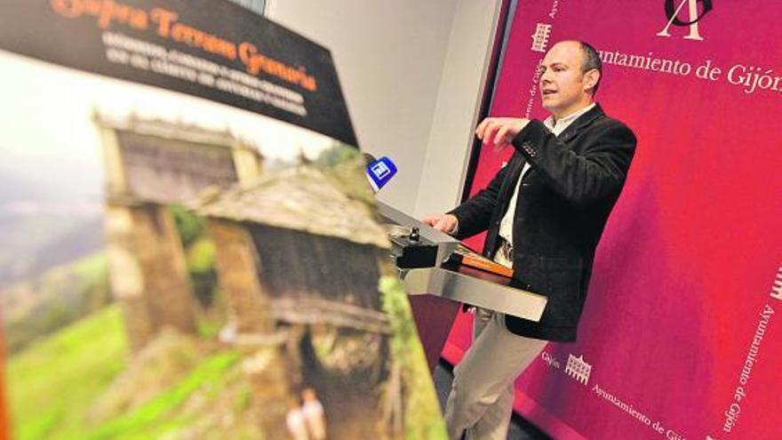 Javier Fernández-Catuxo, ayer, en la presentación de su libro.