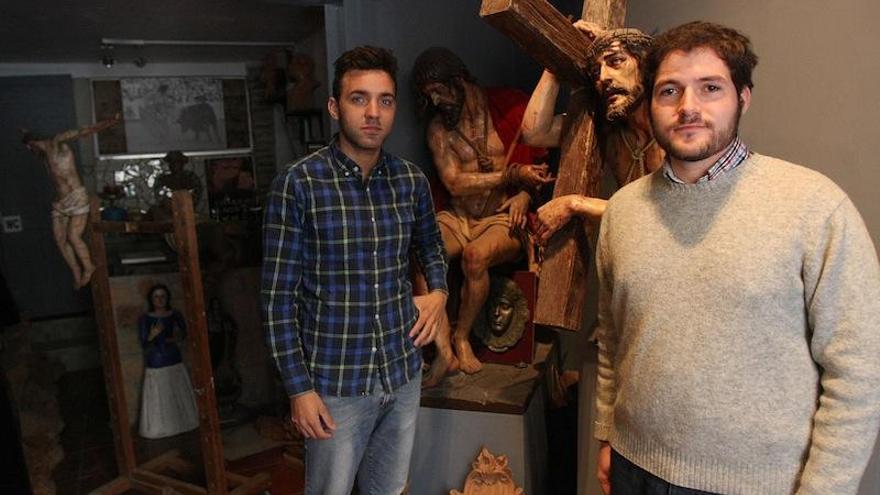 Jon Valera y detrás, el escultor Juan Vega, esta semana en el taller del artista, que hará la escultura de Teodoro Reding.