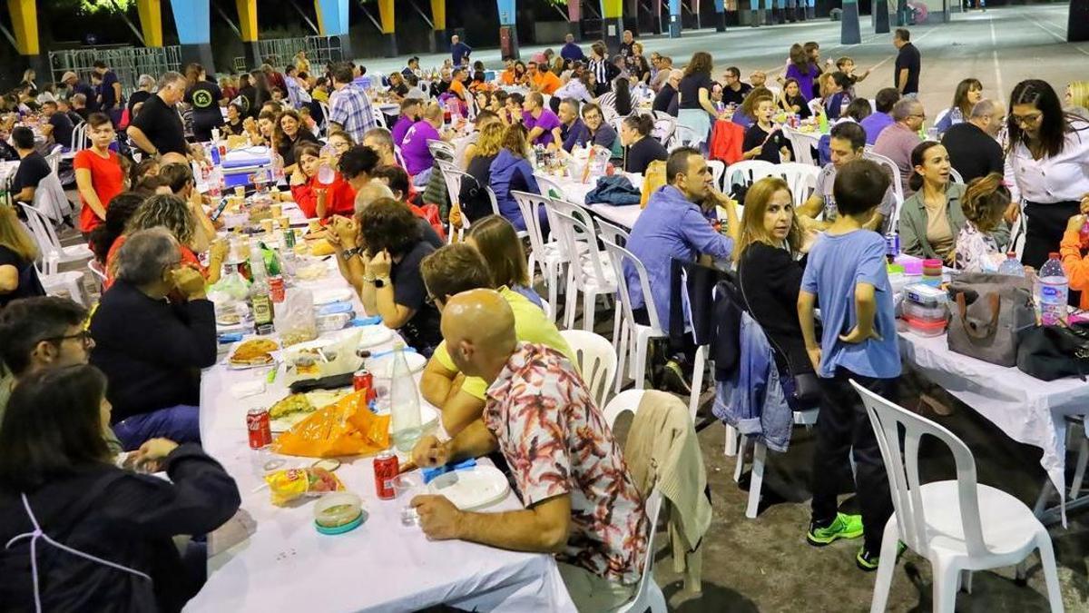 Imagen de archivo de una cena de la Federació de Colles en el recinto de Ferias y Mercados de Castelló.