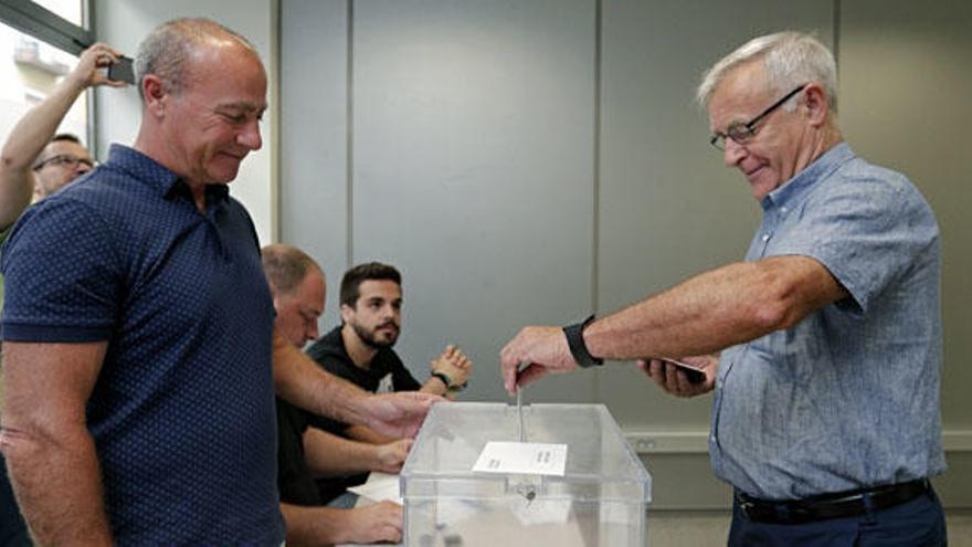 El alcalde de Valencia, Joan Ribó, vota en su colegio electoral.
