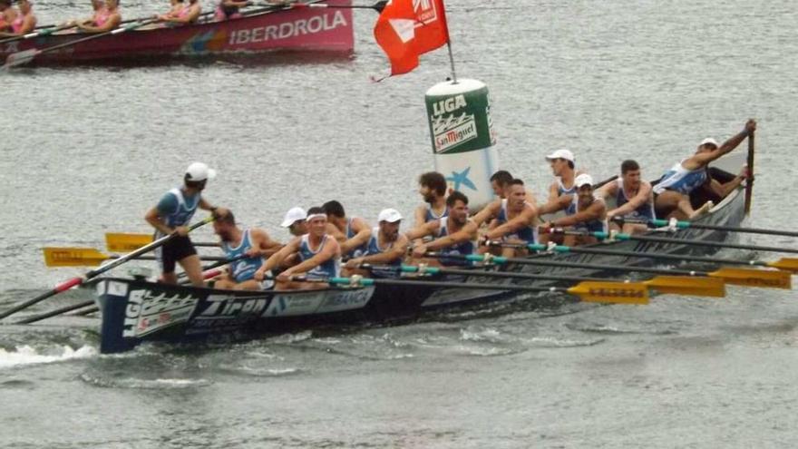 La trainera de Tirán Pereira durante una de las maniobras de virada, ayer en aguas de Pasaia. // Suso Núñez