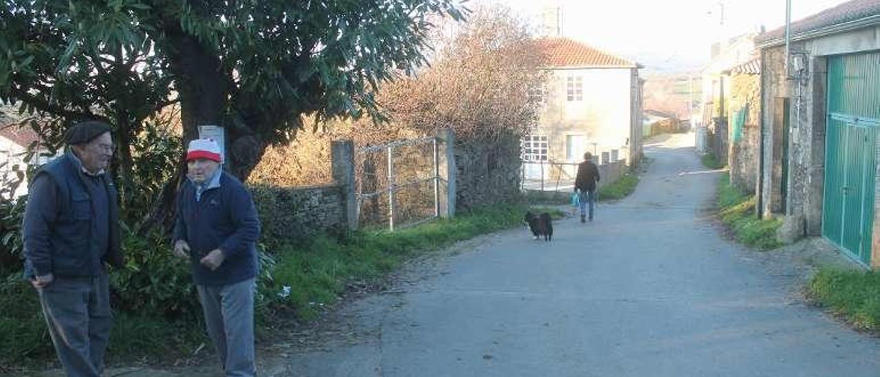 Os nosos informantes no camiño real polo que ía a comitiva dos de Cristimil á Piñata. // D.G.A.