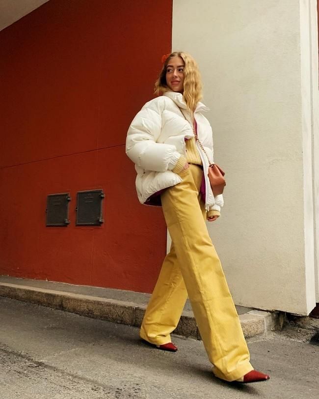 Emili Sindlev y la fórmula perfecta para llevar anorak con mucho estilo