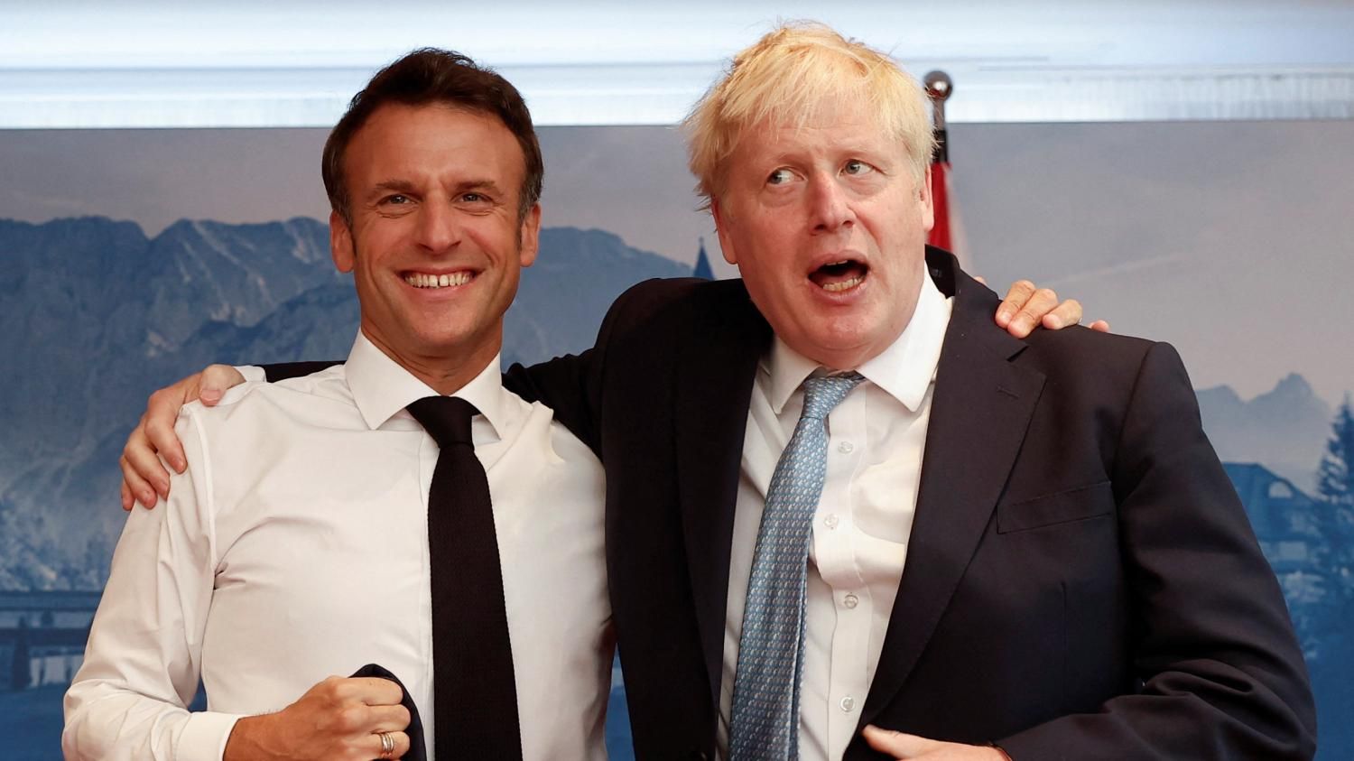 Boris Johnson y Emmanuel Macron se abrazan durante la reunión del G7 en Austria