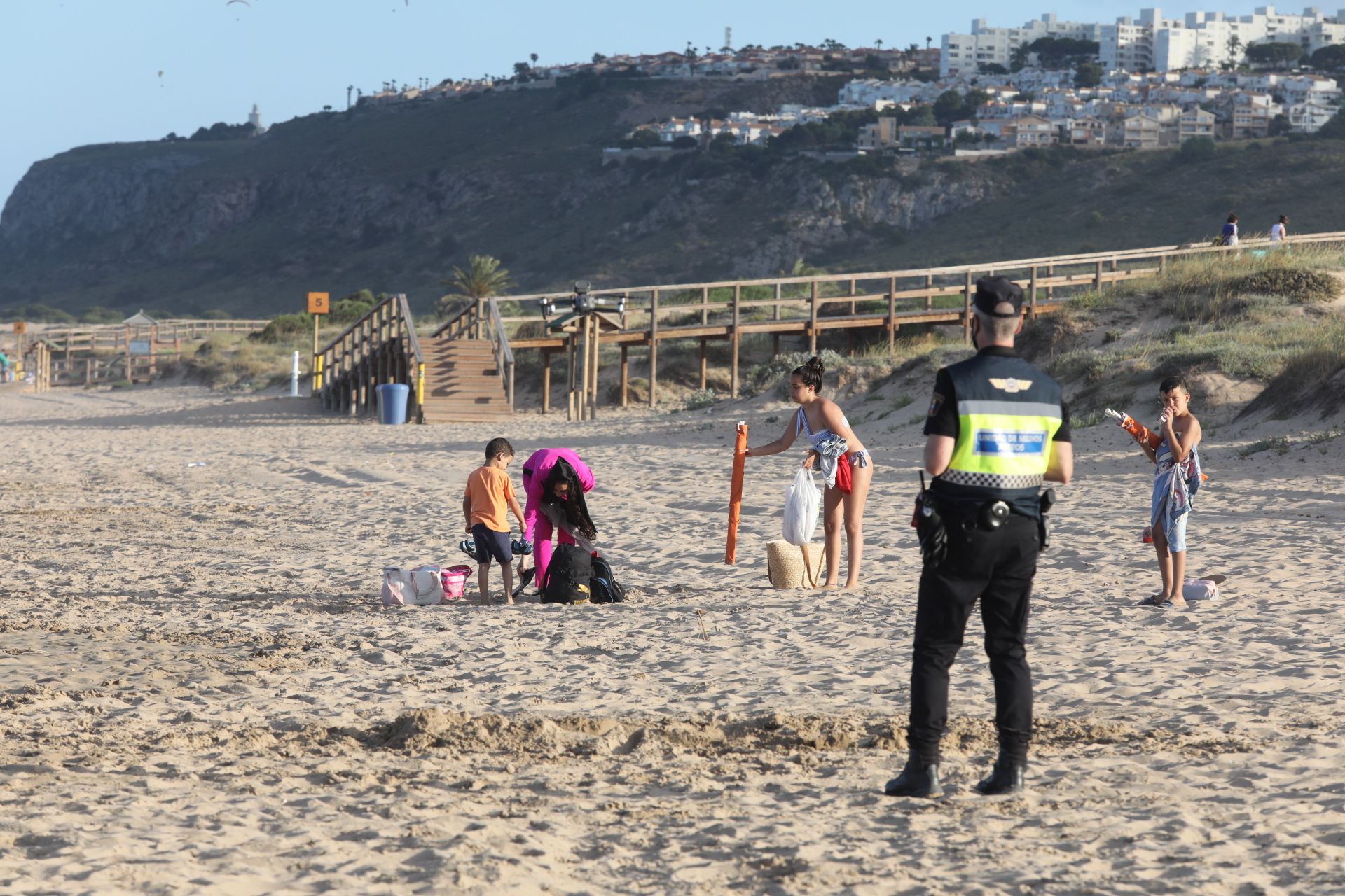 La policía desaloja la playa de Arenales en la noche de San Juan