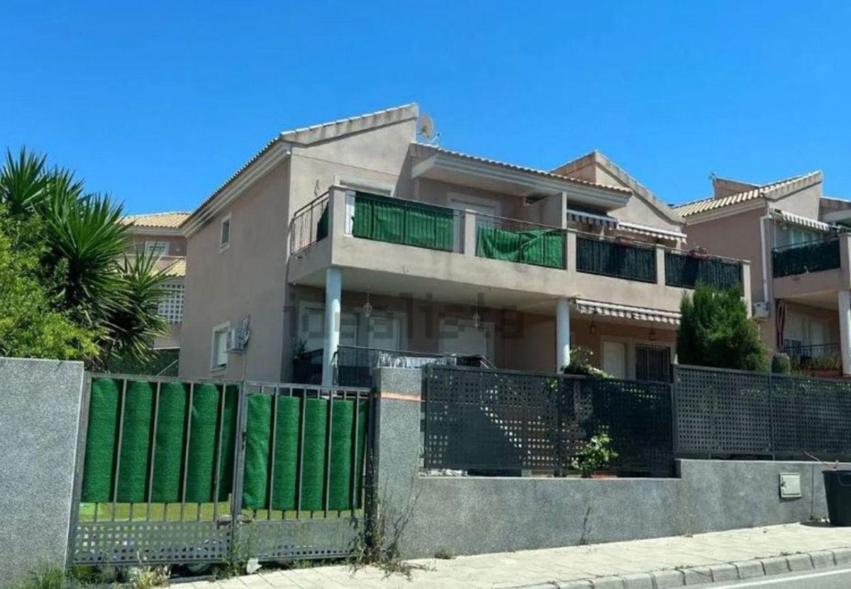 Se vende piso con garaje y ocupa