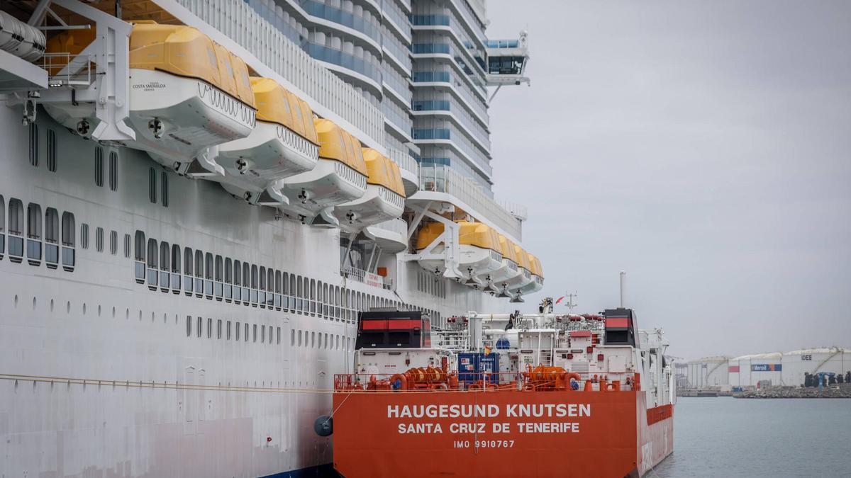 La gavarra del Port de Barcelona que suministra gas natural licuado (GNL) abastece un barco de Costa Cruceros, en enero de 2024.