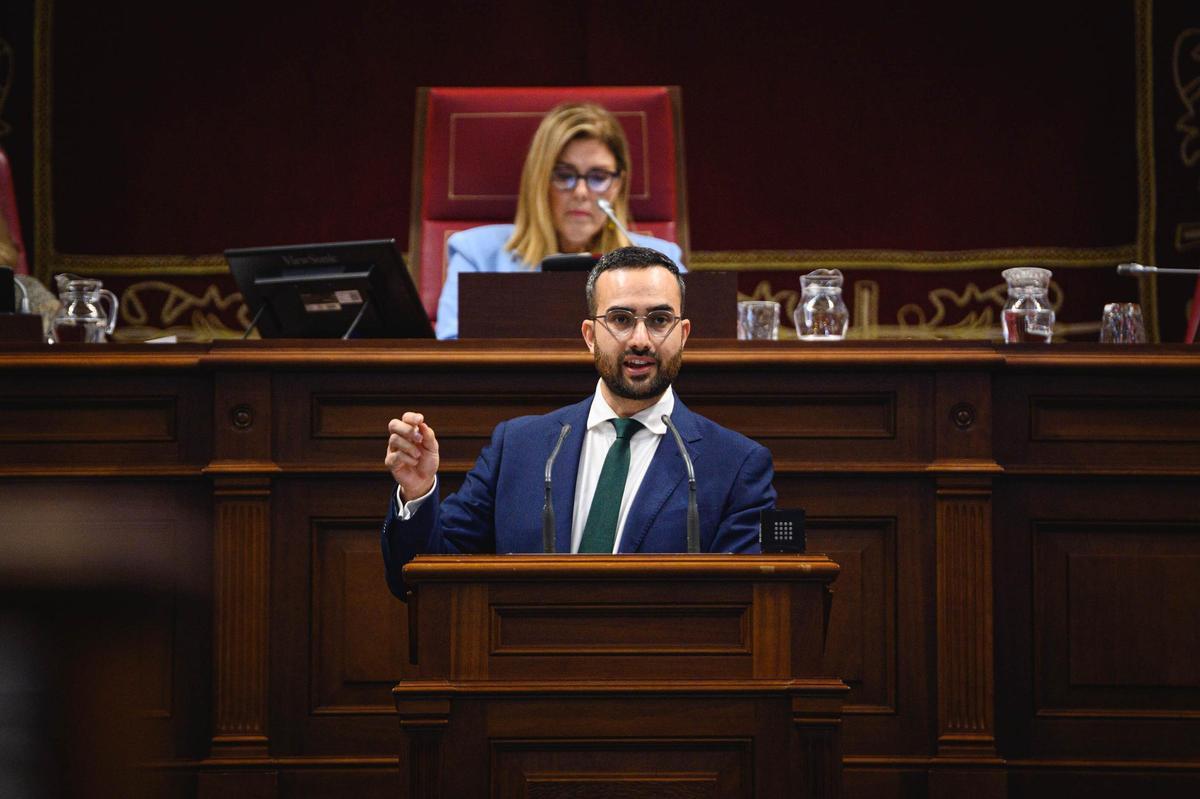 Raúl Acosta, portavoz de AHI en el Grupo Mixto, durante su intervención en el Debate sobre el estado de la nacionalidad canaria.