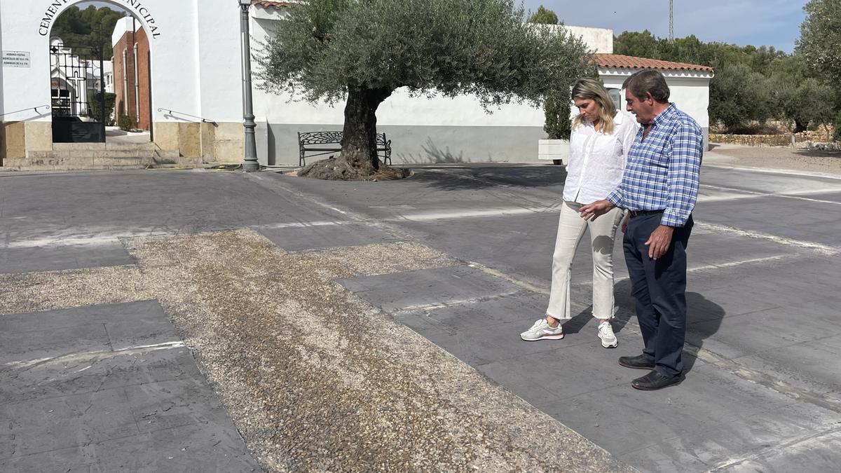 La alcaldesa, Marta Barrachina, y el edil José Manuel Torner, en el renovado cementerio.