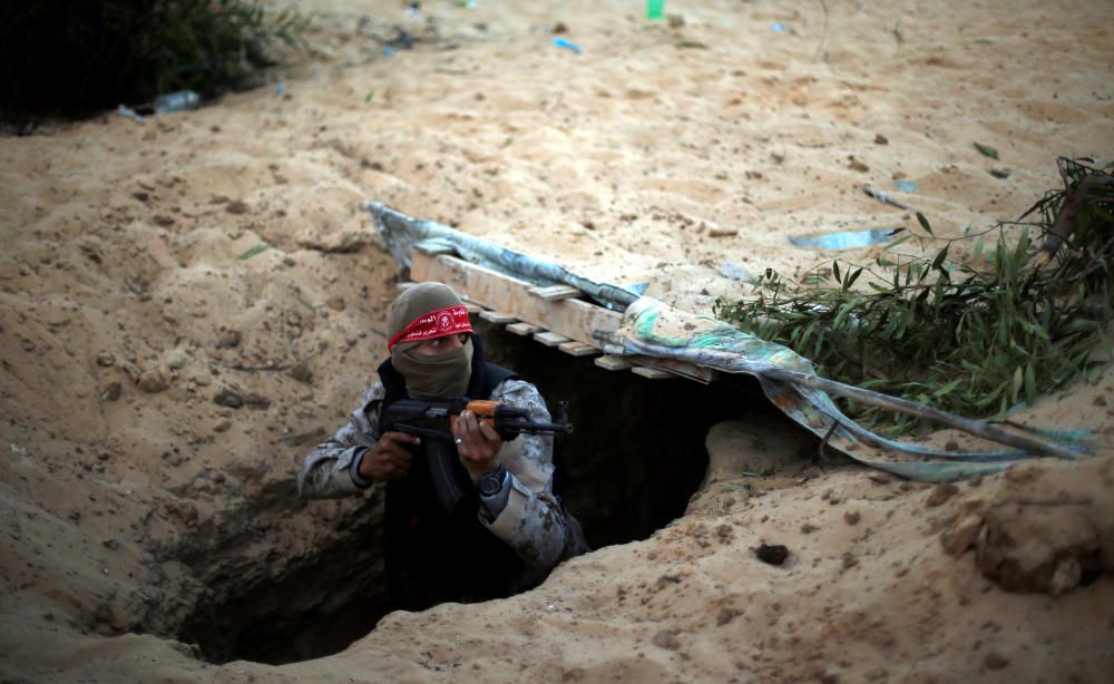 Un militante palestino del Frente de Liberación Democrático de Palestina sale de un túnel durante la ceremonia de graduación en Rafah al sur de Gaza.