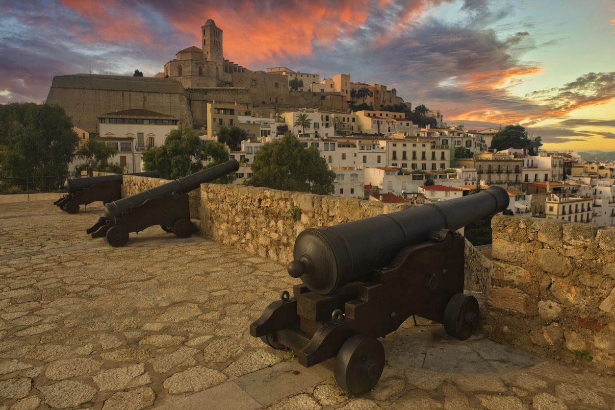 Los cañones que custodian Dalt Villa