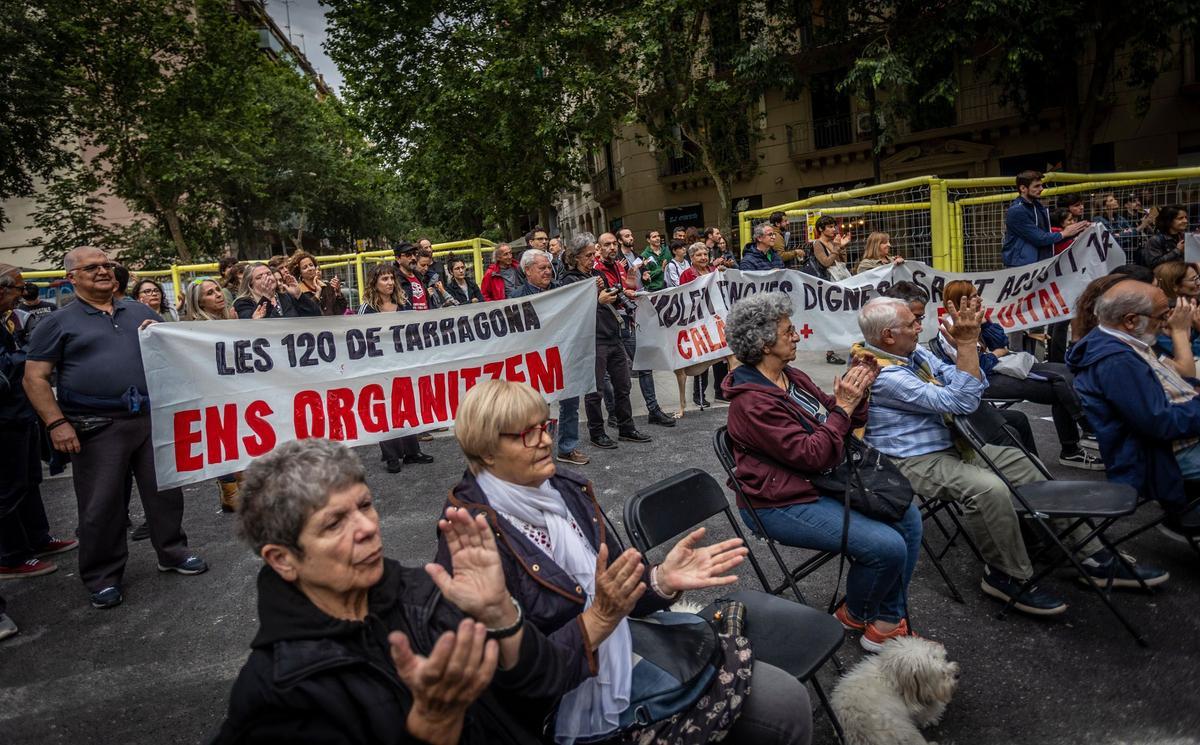 Los vecinos de Tarragona 84 avisan con pancartas a los turistas del daño que causan