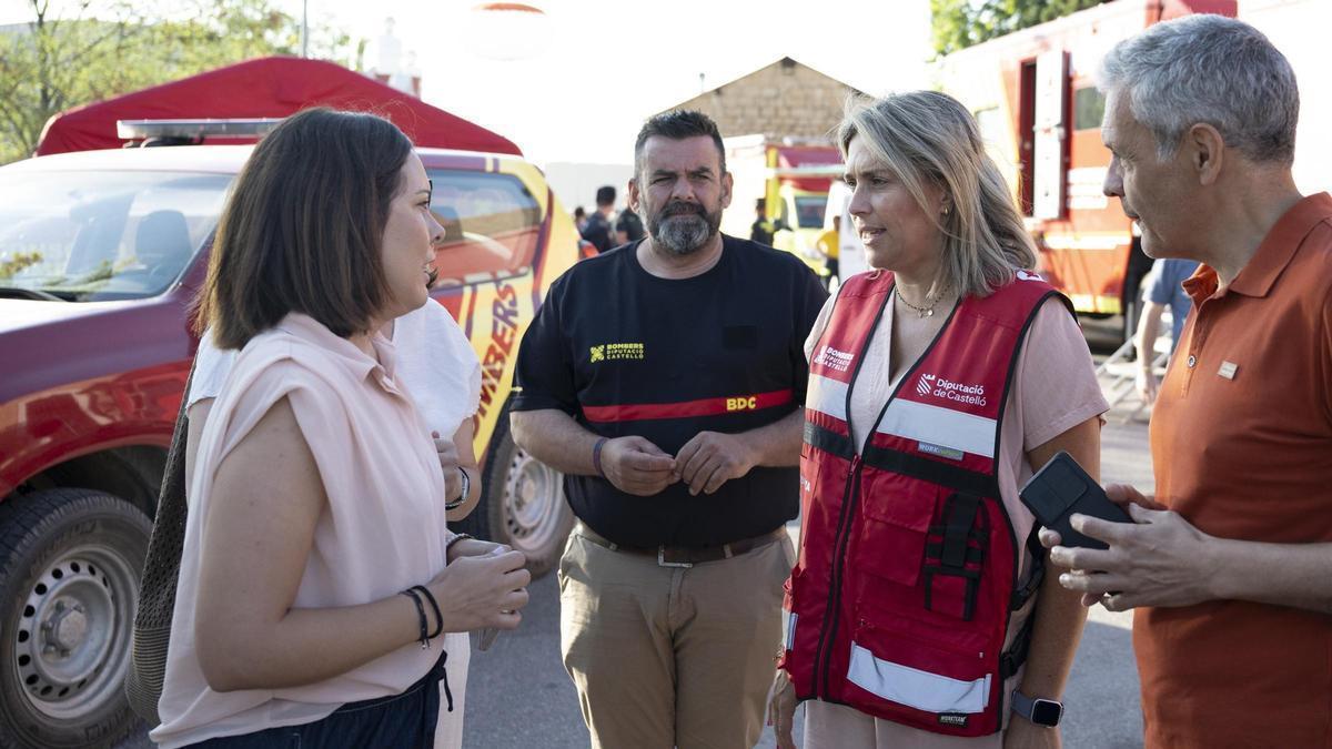 La presidenta de la Diputación de Castellón con los alcaldes de Soneja y Azuébar.