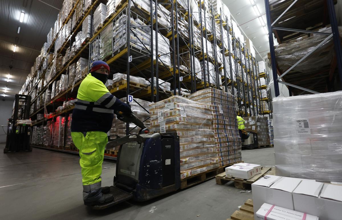 Operario de Frigalsa, en una de las naves de frío.