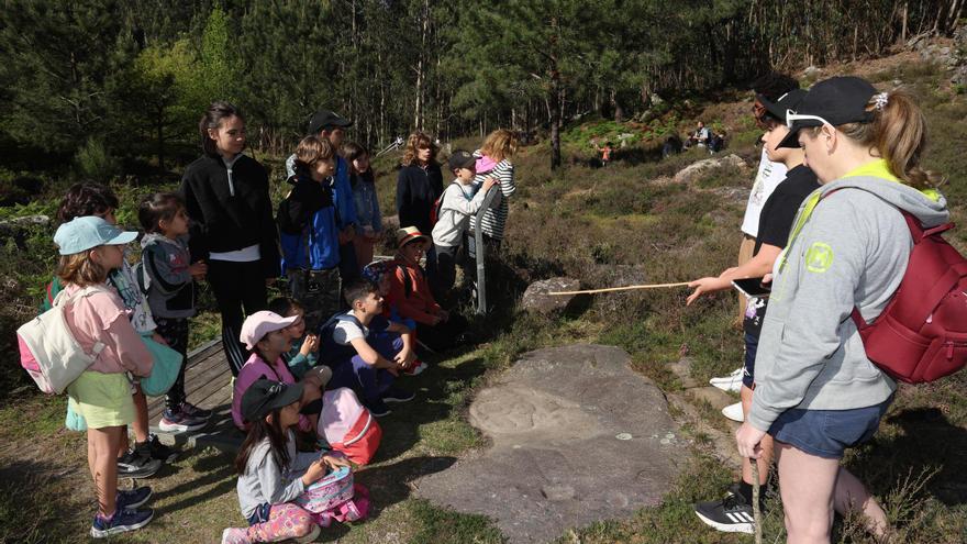 Alumnos de 5º y 6º de primaria explican  grabados rupestres al resto del colegio