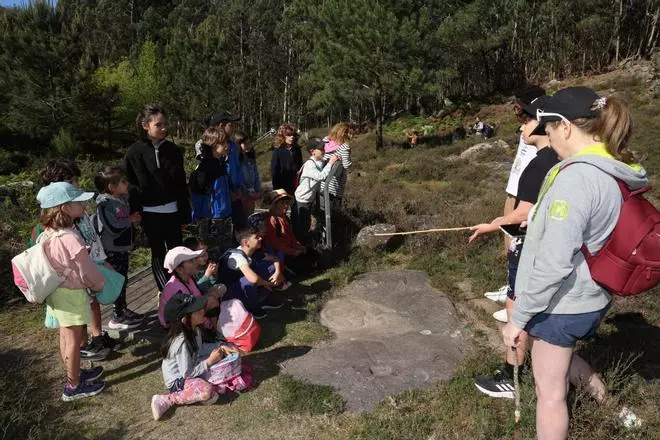 Alumnos de 5º y 6º de primaria explican  grabados rupestres al resto del colegio