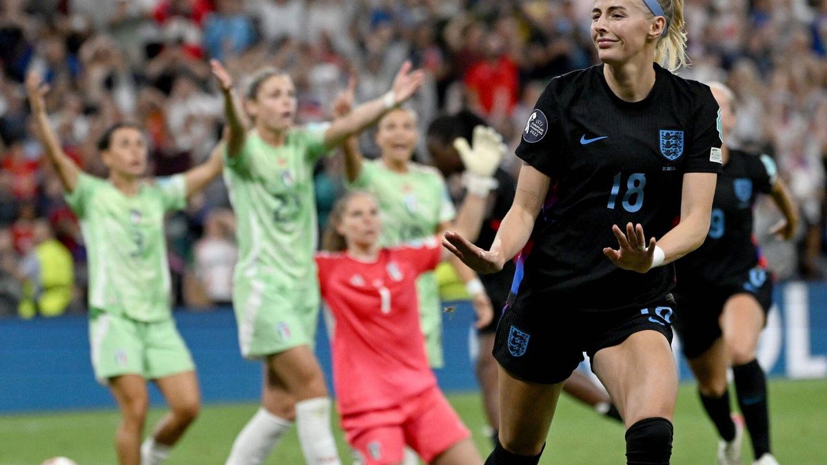 Chloe Kelly celebra su gol ante Italia que le da la victoria a Inglaterra
