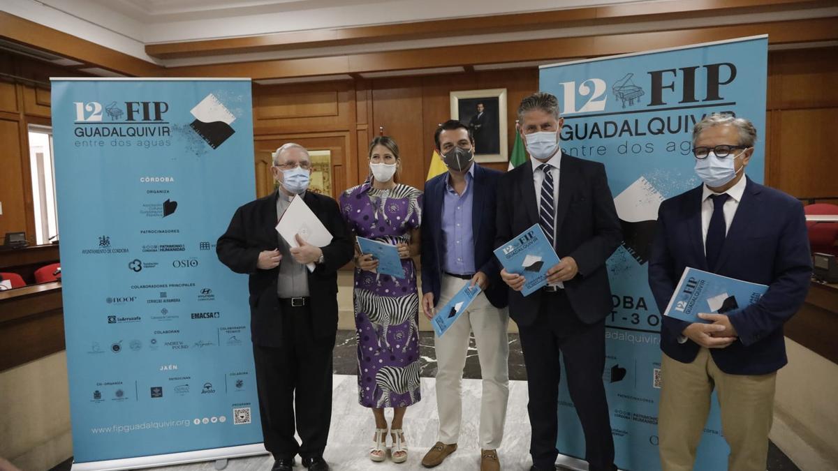 Manuel Pérez Moya, María Dolores Gaitán, José María Bellido, Ángel Cañadilla y Salvador Fuentes, ante el cartel del Festival de Piano Guadalquivir.