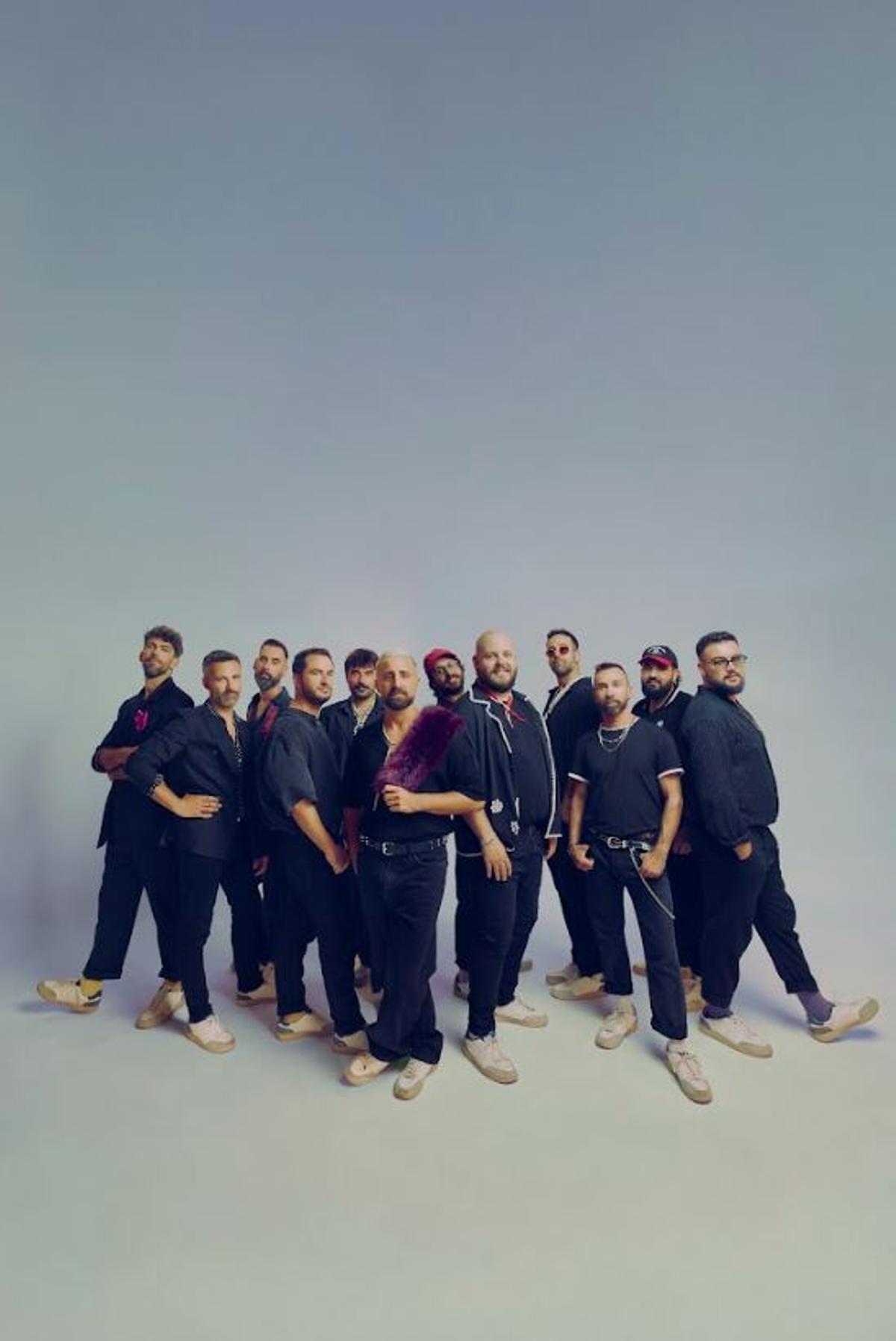 El cantante Àrtur Martínez, en el centro de la imagen, con una estola, junto a sus compañeros de La Fúmiga
