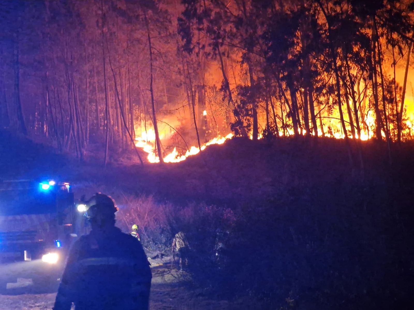 El incendio declarado ayer en Xiabre obliga a enfrentarse a las llamas durante toda la madrugada.