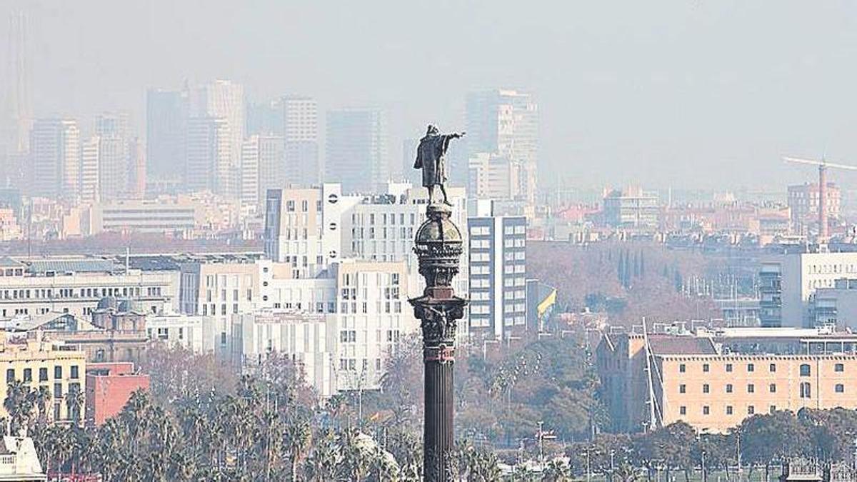 Efectos de la contaminación visible en el cielo de Barcelona, con la estatua de Colón en primer plano.