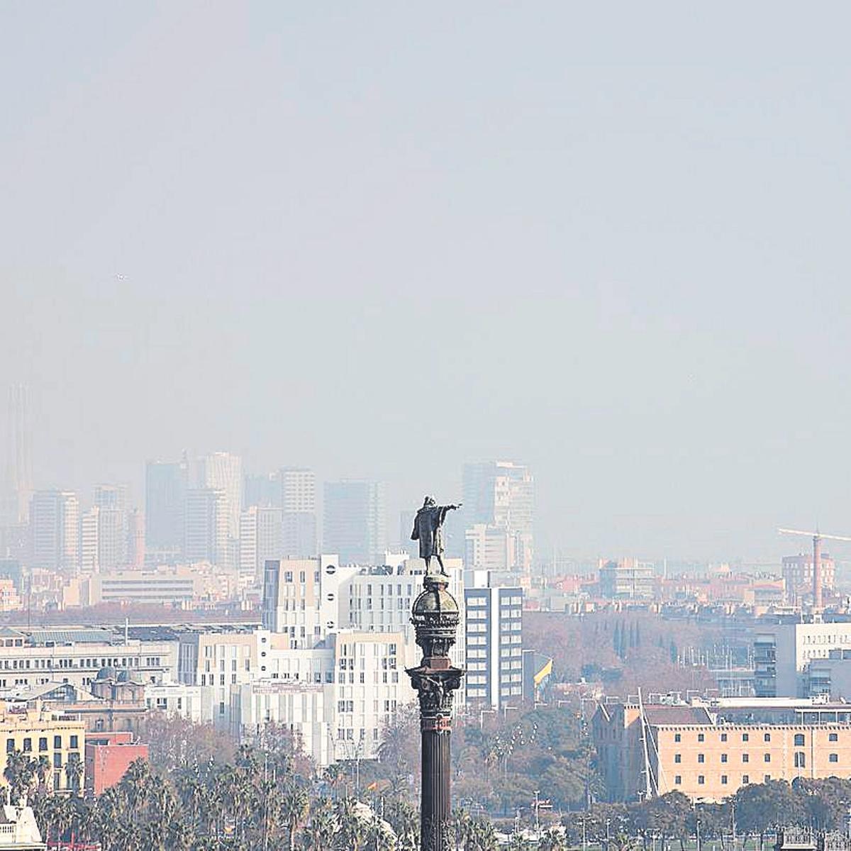 Efectos de la contaminación visible en el cielo de Barcelona, con la estatua de Colón en primer plano.