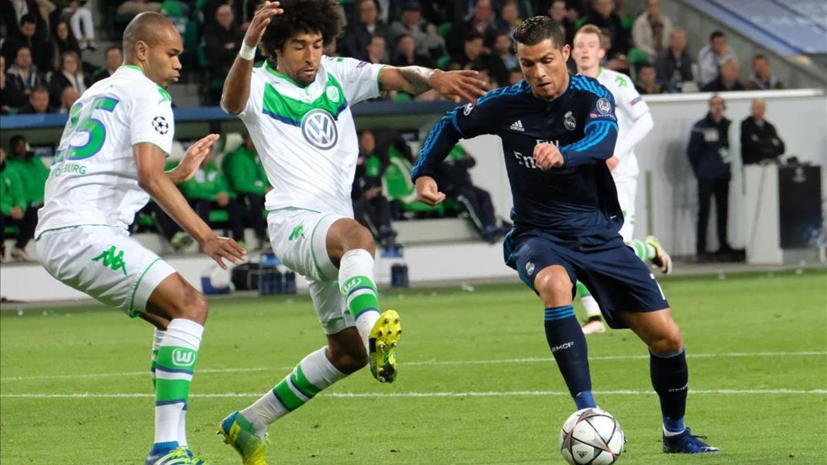 Ronaldo, tapado por Dante y Naldo, en el choque ante el  Wolfsburgo