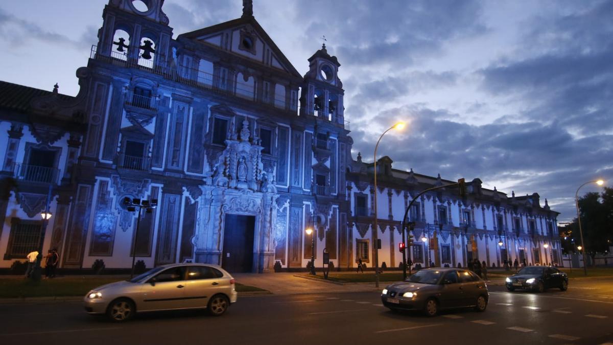 Fachada de la Diputación de Córdoba, iluminada de azul.