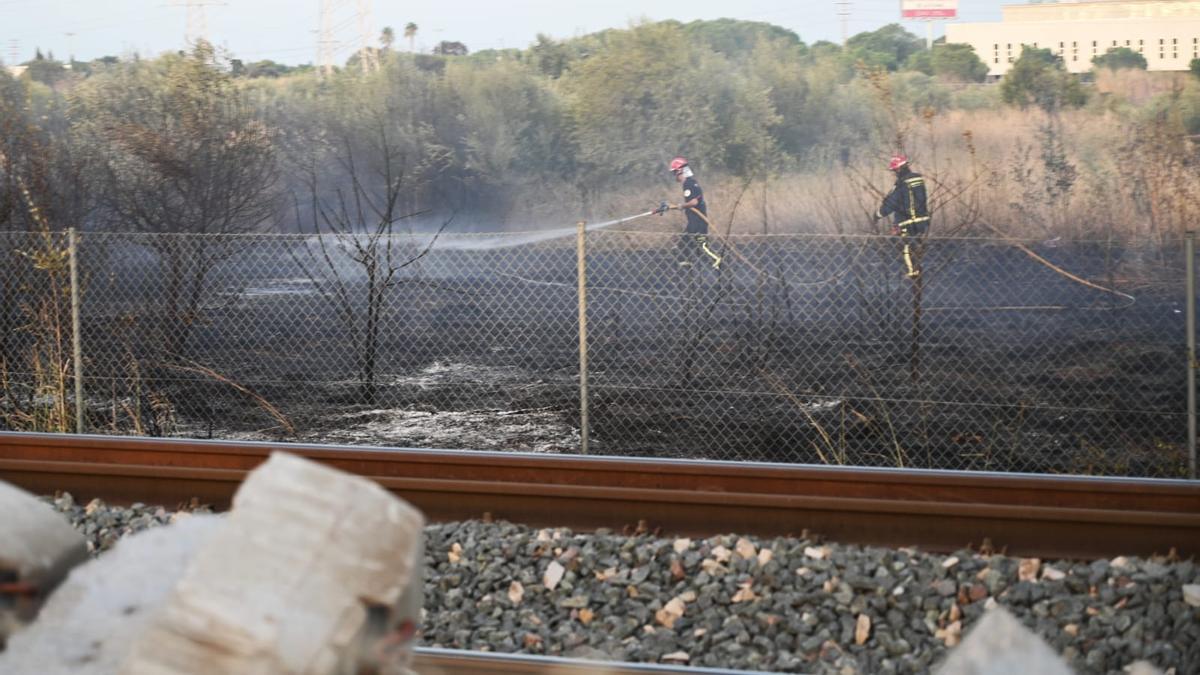 Los bomberos refrescando la zona afectada por el incendio