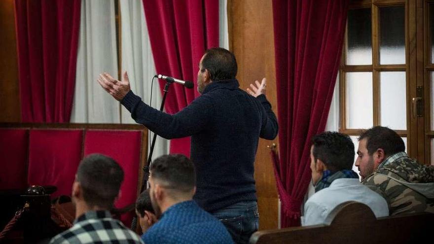 Los seis acusados durante una sesión del juicio celebrado en la Audiencia de Ourense. // Brais Lorenzo