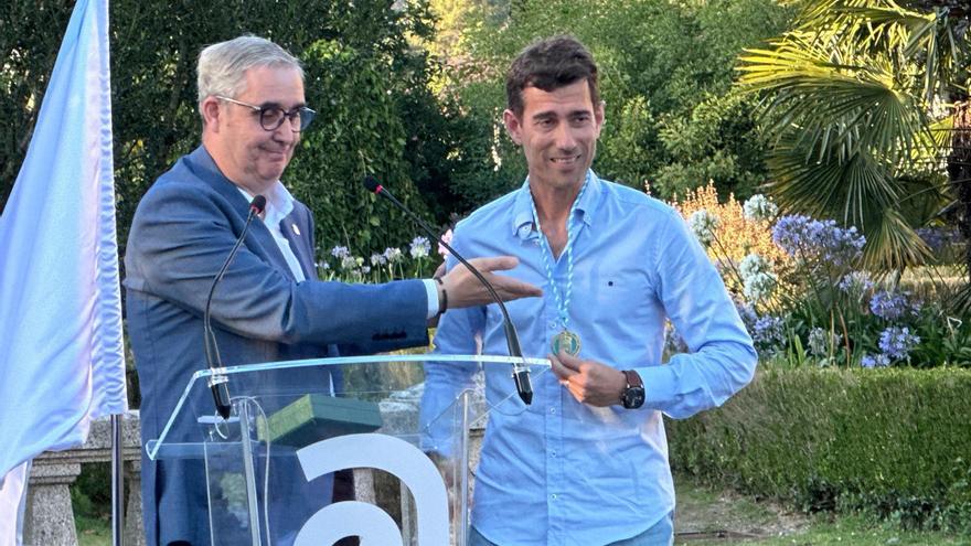 Ames celebra o Día de Galicia coa entrega da súa medalla ao crack do squash Borja Golán