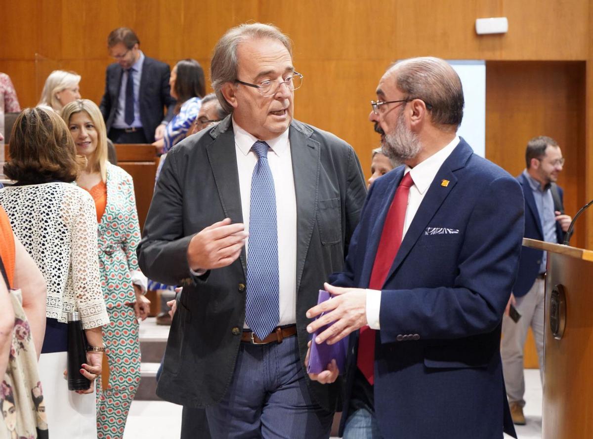 El presidente de Aragón, Javier Lambán, y el consejero de Hacienda de la DGA, Carlos Pérez Anadón. | EL PERIÓDICO