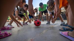 Casal de verano de la Fundació Pere Tarrés en la escuela Poblenou de Barcelona.
