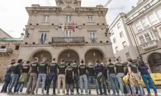 Protesta de bomberos y policías en el Concello de Ourense por impagos en las nóminas