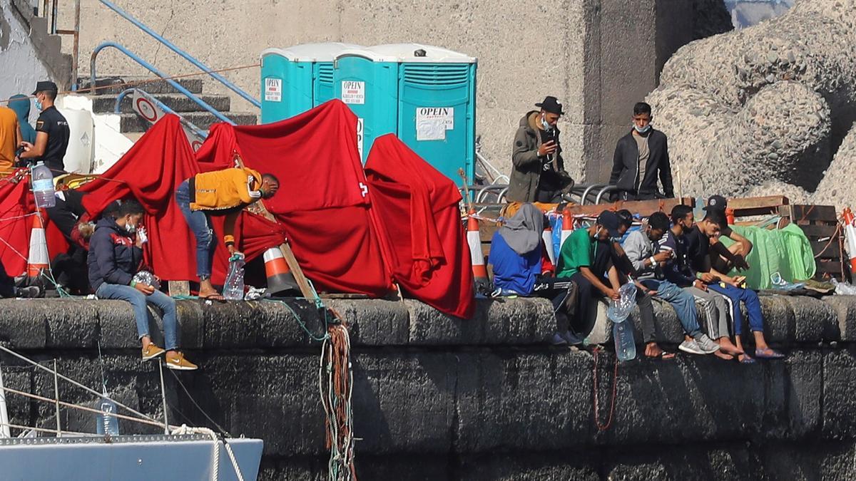 Inmigrantes en el muelle de Arguineguín