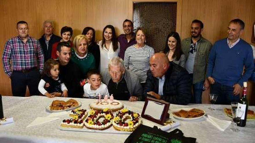 Antonio sopla las velas junto a su familia y el alcalde.