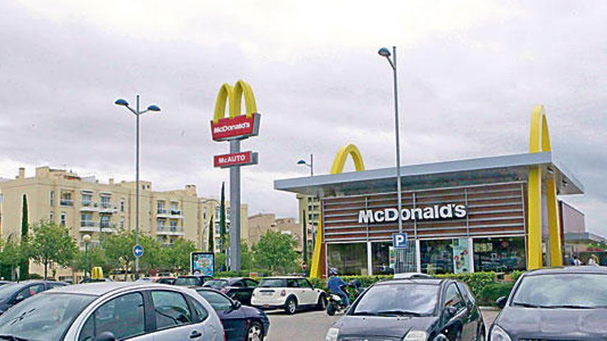 El restaurante McDonalds de Son Rapinya. Los ladrones secuestraron a la encargada para tratar de que les abriera la puerta.