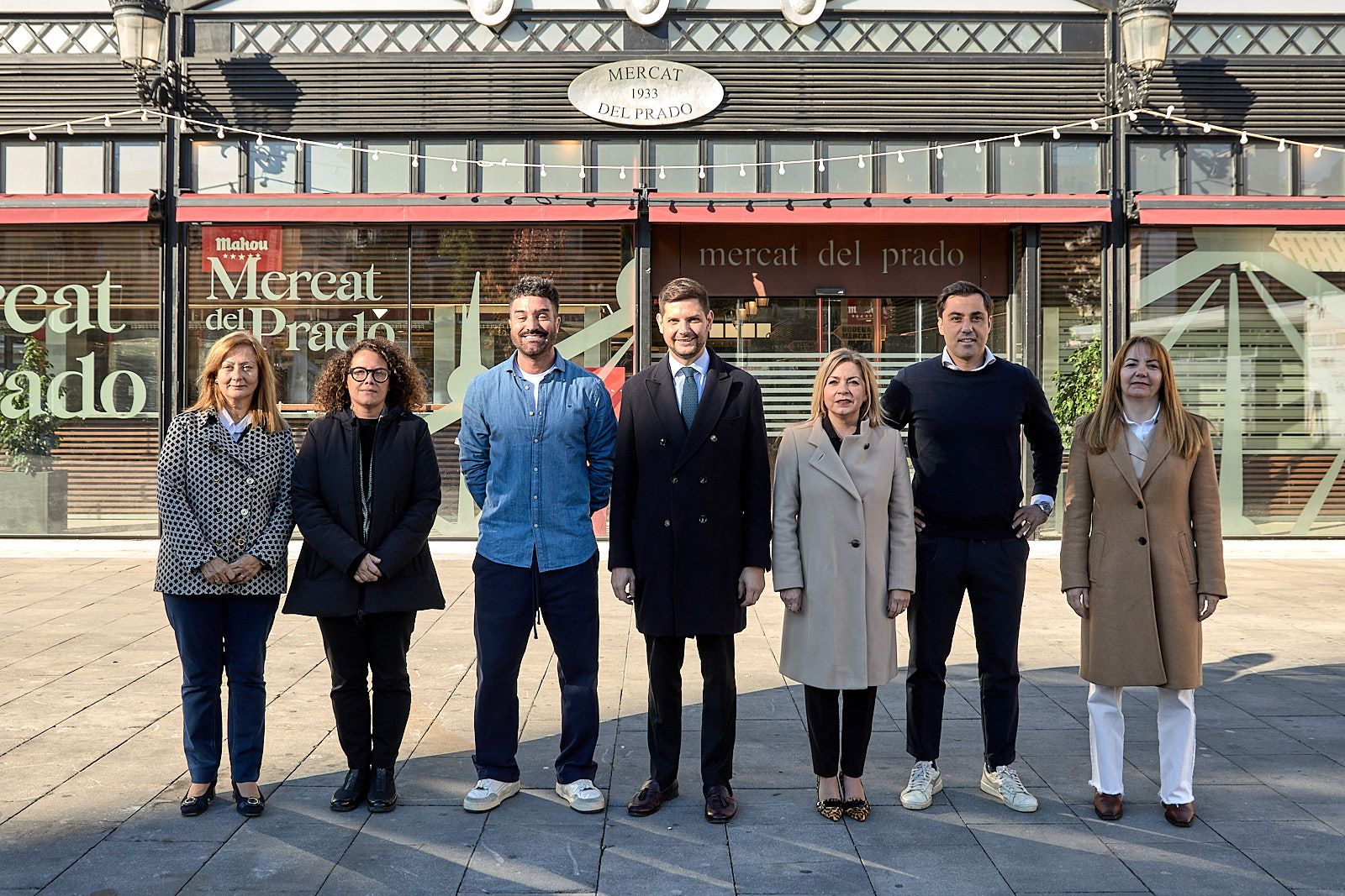 Los nuevos gestores con el alcalde y miembros del Gobierno local.