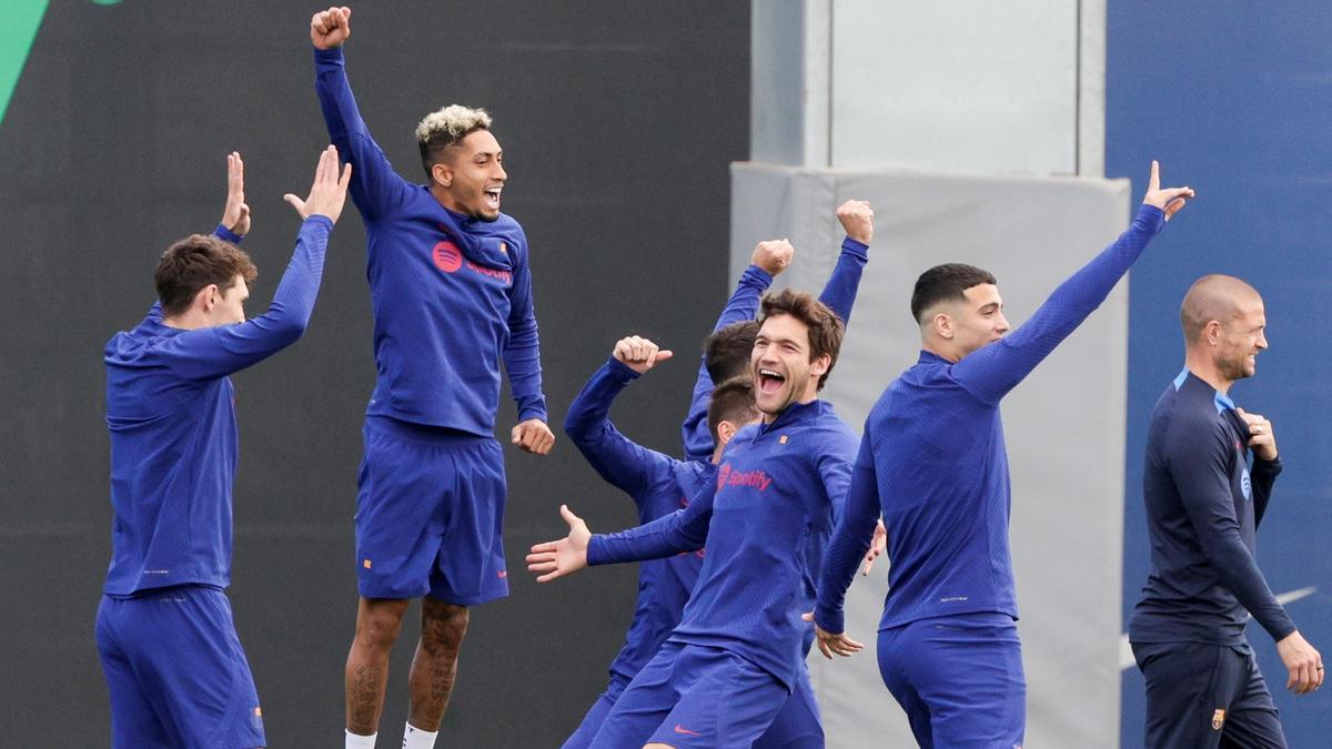 Jugadores del Barça celebran un reto en el entrenamiento del sábado.