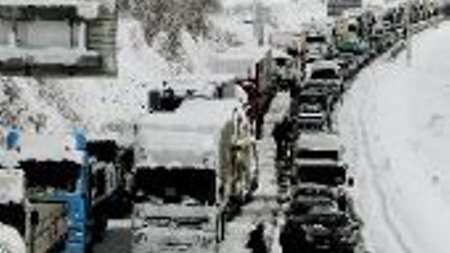 El temporal de nieve bloquea a mil personas en Burgos
